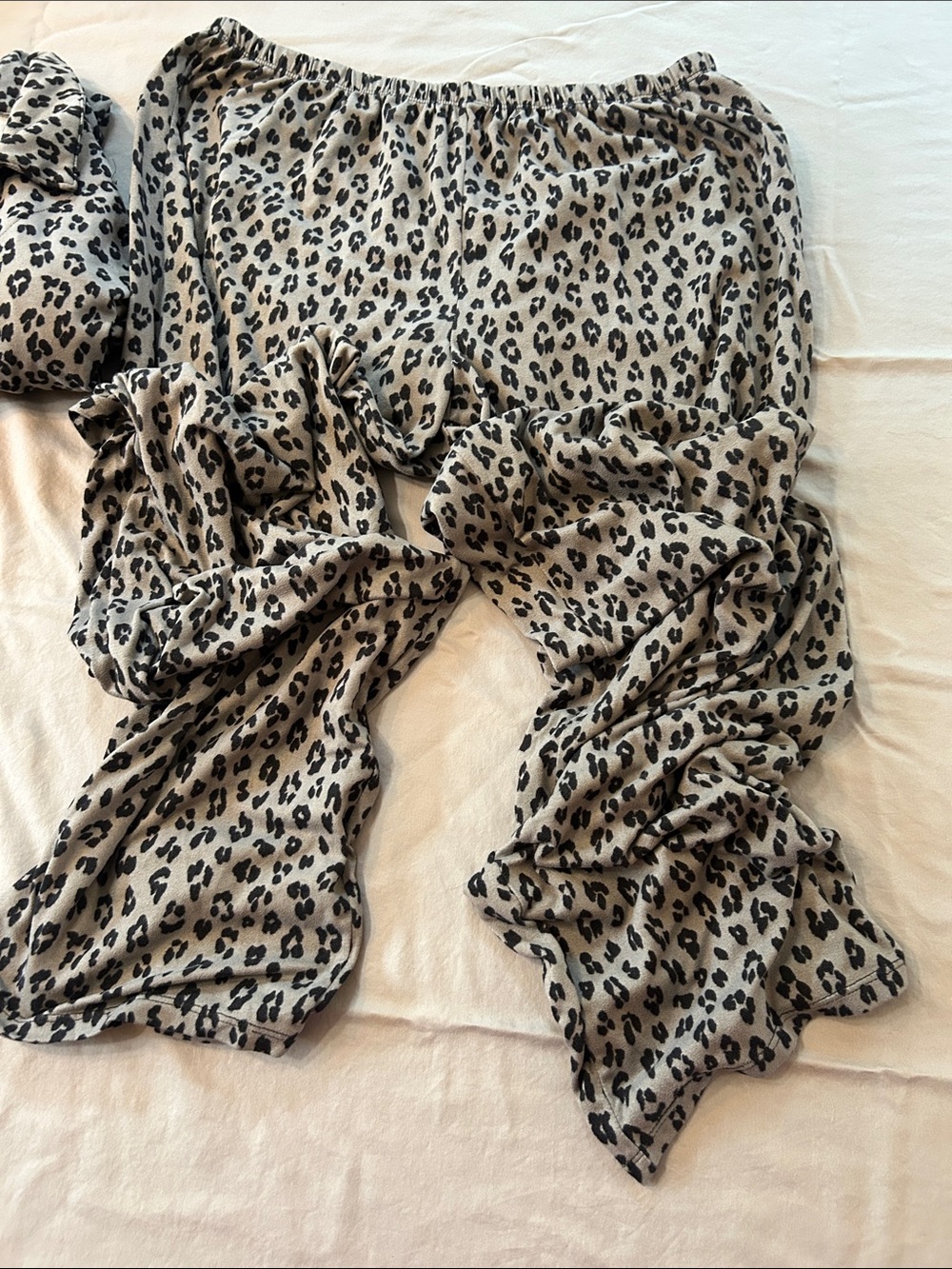 Women’s size medium Leopard Print Gray Pajama Set - Picture 5 of 5